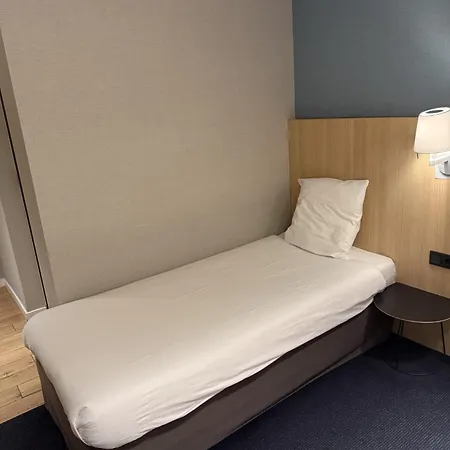 Mercure Schiphol Terminal Hotel 3*